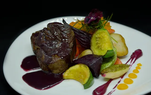 Carne con vegetales asados
